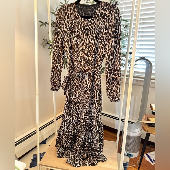 Banana Republic Leopard Print Midi Dress
Size 6 - Picture 3 of 12